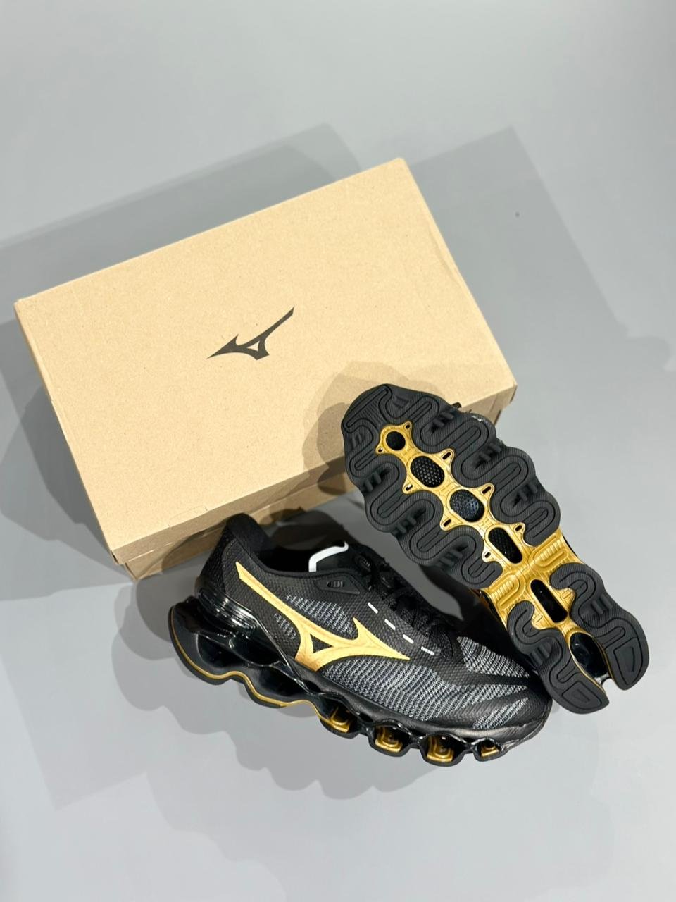 Tênis Mizuno Wave Prophecy 15 - Preto e Dourado | Caio Multimarcas