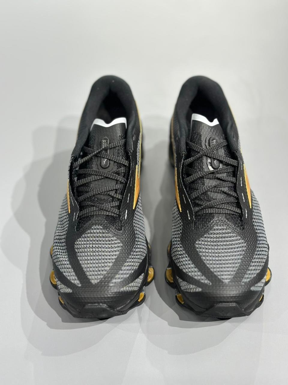 Tênis Mizuno Wave Prophecy 15 - Preto e Dourado | Caio Multimarcas