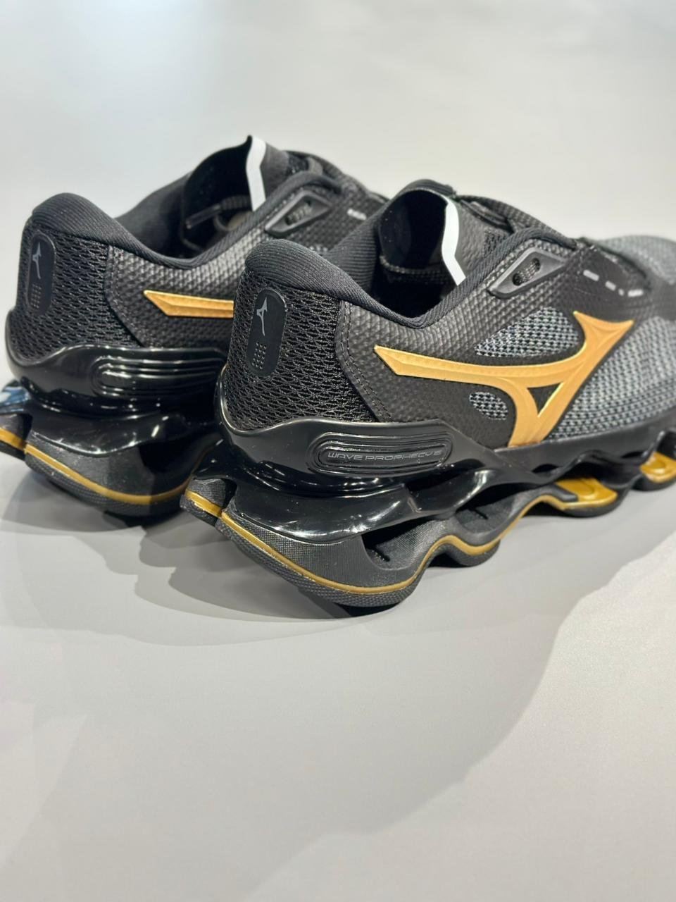 Tênis Mizuno Wave Prophecy 15 - Preto e Dourado | Caio Multimarcas