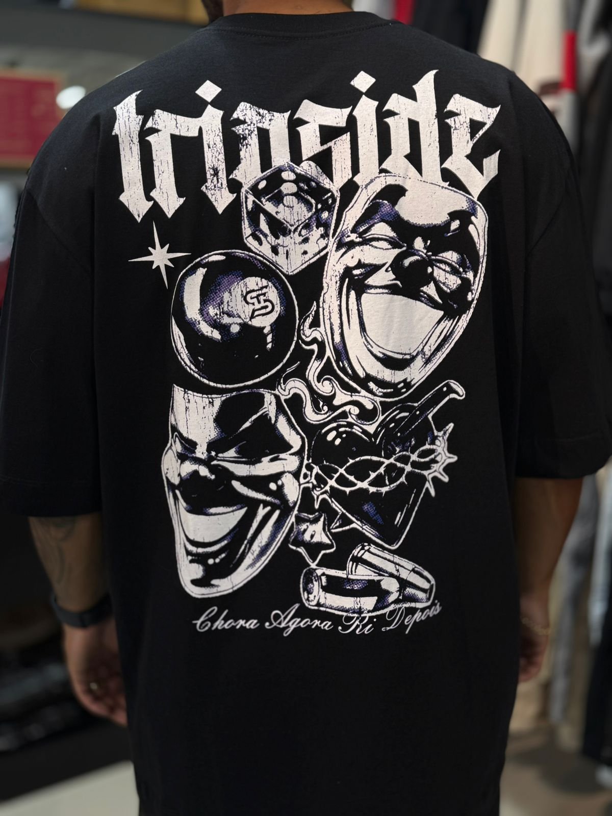 TRIP SIDE - CAMISETA OVERSIZED PRETA - DADO (S267) | Nova Era