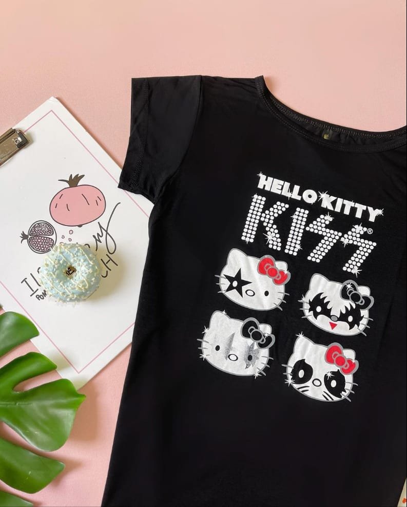 KISS Hello Kitty コラボTシャツ 半袖 CAMISETA GG HELLO KITTY KISS | Universo dos Gatuxus