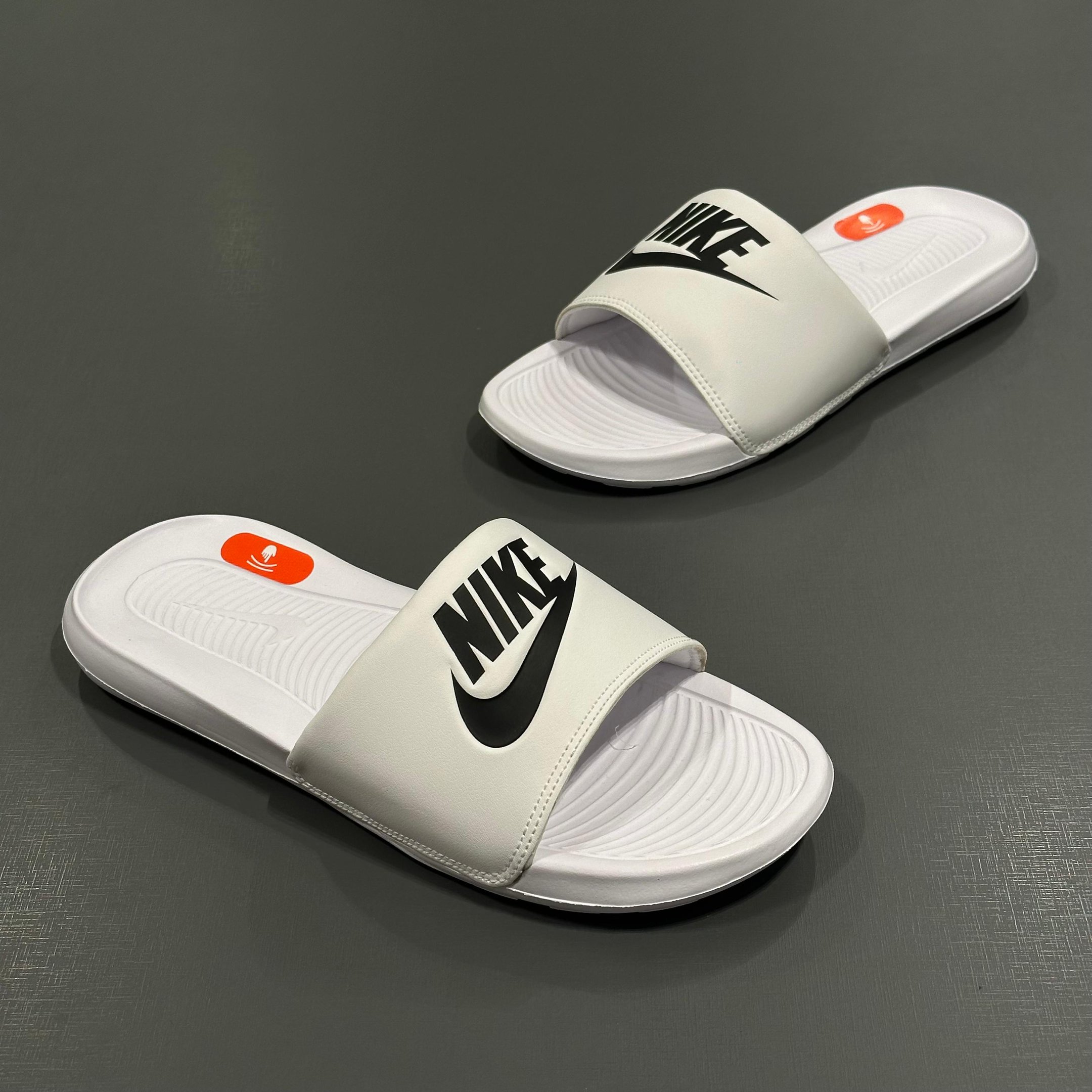 CHINELO NIKE WMNS VICTORI ONE SLIDE REF: CN9677005 NIKE FONTE