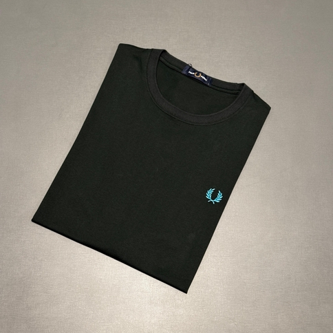 CAMISETA FRED PERRY P M1367 COR Z22 AZUL/VERDE | FONTE DAS MARCAS