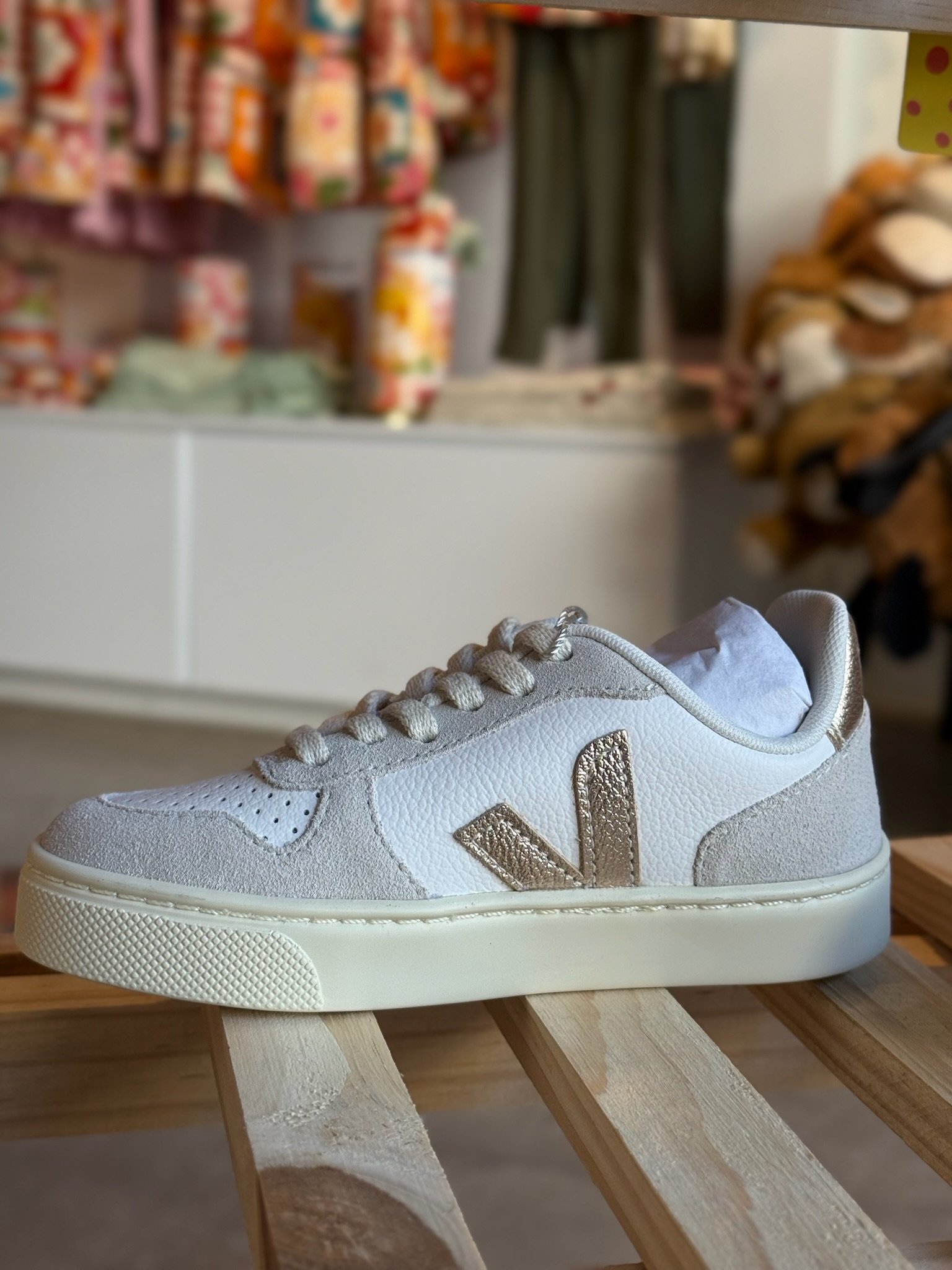 VEJA V10 LEATHER PLAT NATURAL | TH KIDS
